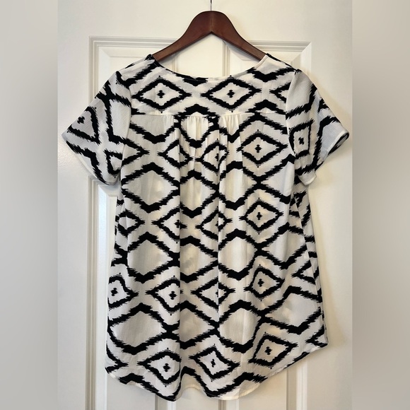 NWT LuLaRoe Shannah button down top black and ivory Aztec print Size Medium - Picture 2 of 5